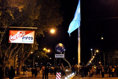 MDZol | La bandera Nacional ya flamea en la nueva rotonda. Foto: Mediamza.com