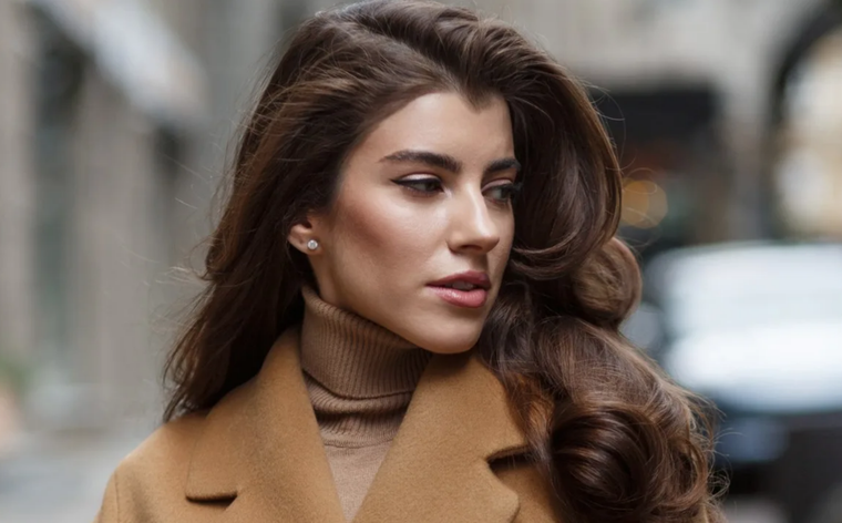 El tip viral que disimula entradas y da más volumen al pelo.