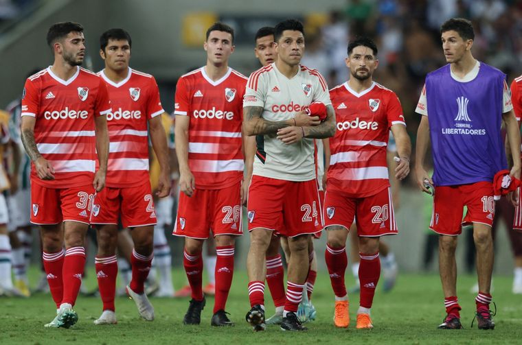 Los jugadores de River se van molestos por el resultado. Foto: Noticias Argentinas