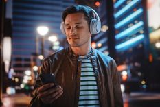 Los audiolibros permiten disfrutar de una buena historia mientras se camina, cocina o se viaja Foto: Shutterstock