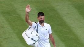 Novak Djokovic y un homenaje a Guillermo Vilas tras su participación en Wimbledon. Foto: EFE