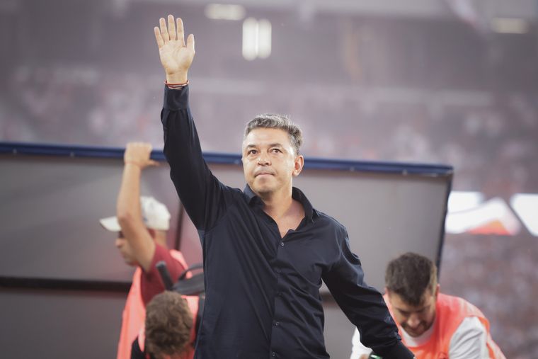Marcelo Gallardo saluda a la gente de River en el 2-0 ante el Lobo en el Monumental.