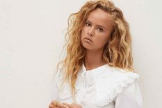 La camisa blanca cuello bobo vuelven con más fuerza y son una prenda clave para este 2021 ¡no puedes dejar de usarla!