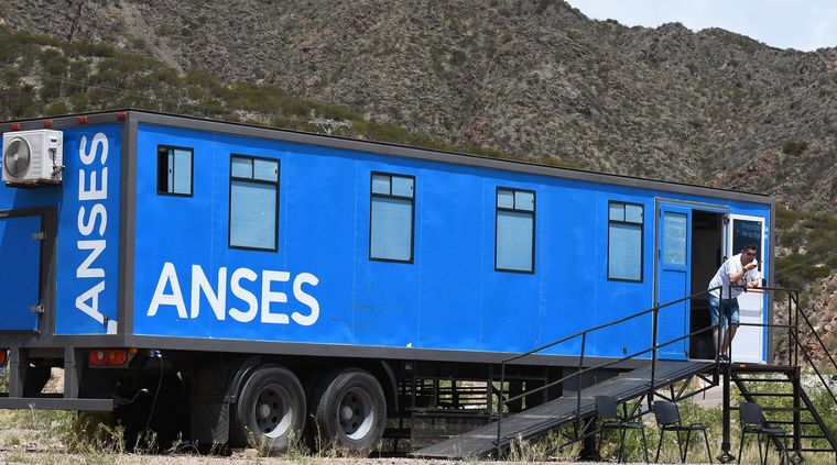 El lunes comienza a acreditarse un bono extra junto con la AUH. Foto: ALF PONCE MERCADO / MDZ