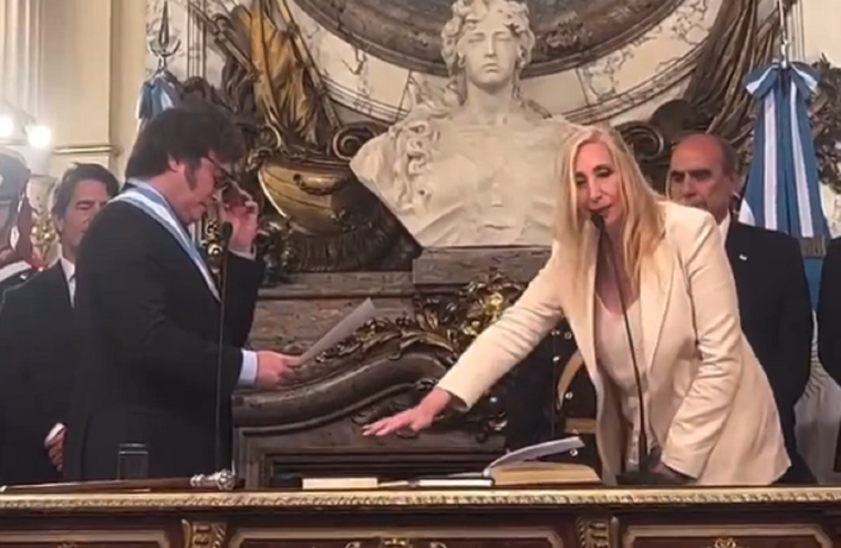 Javier Milei y Karina Milei en la jura de la secretaria general de la Presidencia. Foto: Captura de pantalla.