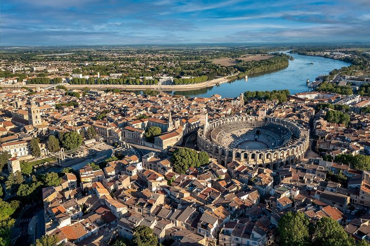 Arles, la ciudad que es atravesada por el río Ródano. Foto: Shutterstock