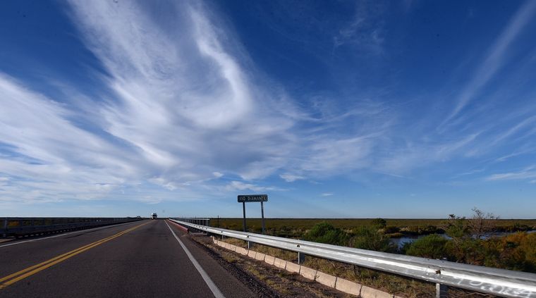 El auto, un Peugeot 408, quedó parcialmente sumergido en el río Diamante. Foto: ALF PONCE MERCADO / MDZ