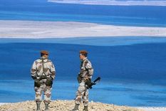 Soldados de la Fuerza Multinacional de Paz y Observación en la isla de Tirán vigilan el golfo de Áqaba Foto: GETTY IMAGES Soldados de la Fuerza Multinacional de Paz y Observación en la isla de Tirán vigilan el golfo de Áqaba Foto: GETTY IMAGES