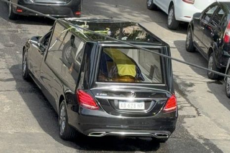 El gesto simbólico que marcó la despedida de Russo. El gesto simbólico que marcó la despedida de Russo.