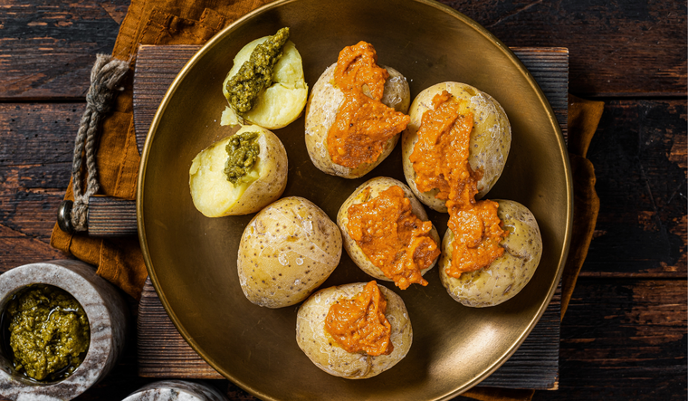 Esta receta nació en las Islas Canarias como una forma simple de cocinar papas locales. Esta receta nació en las Islas Canarias como una forma simple de cocinar papas locales.