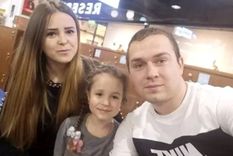 Foto: FOTO DE LA FAMILIA. Oleg, con su esposa Irina y su hija Sofía.