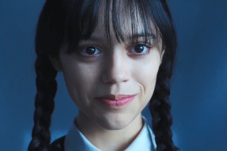 Foto: https://novaradio.mx/netflix-lanza-trailer-de-merlina-la-nueva-serie-sobre-los-locos-addams/