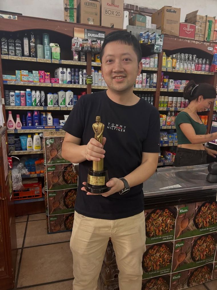 Otro de los comerciantes a los que el actor homenaje&oacute; con el Mart&iacute;n Fierro.