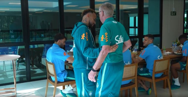 En la intimidad el plantel, Neymar tuvo un afectuoso saludo con Ancelotti y con varios de sus compañeros.