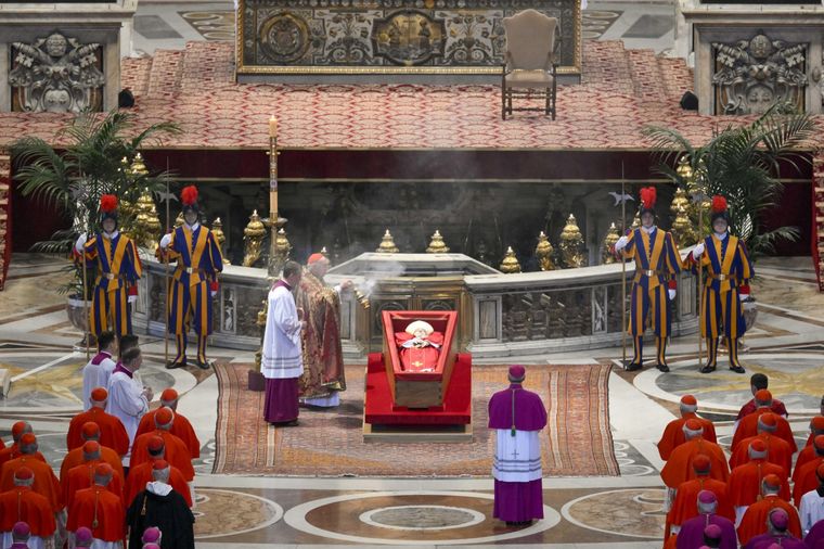 Hasta el viernes, los fieles podrán acercarse a despedir al Papa Foto: EFE