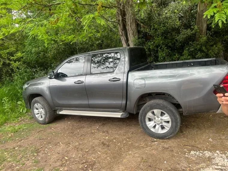 La camioneta utilizada por los delincuentes fue abandonada a unas 20 cuadras del banco robado Foto: NA