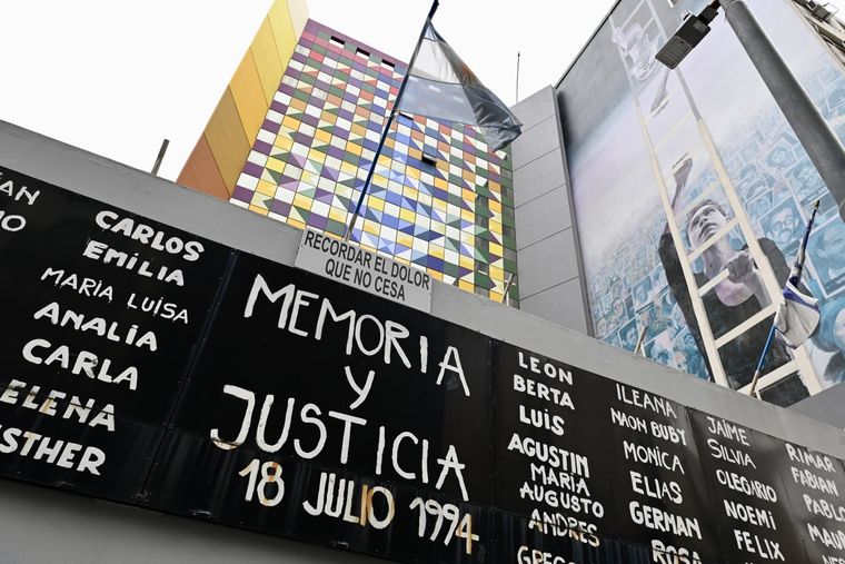 Frente del edificio de Pasteur 633 Foto: AMIA