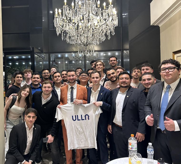 Nahuel Sotelo y Lucas 'Sagaz' Luna junto a militantes de Universitarios de La Libertad Avanza y del Frente de Estudiantes Liberales. Nahuel Sotelo y Lucas 'Sagaz' Luna junto a militantes de Universitarios de La Libertad Avanza y del Frente de Estudiantes Liberales.