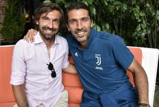Pirlo y Buffon, viejos amigos, ahora DT y futbolista. Foto: Juventus FC