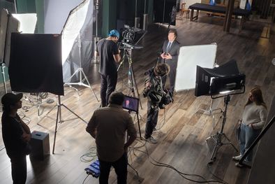 MDZol | Spot. Javier Milei en la grabación con Carolina Piparo. Foto: X de Javier Milei.