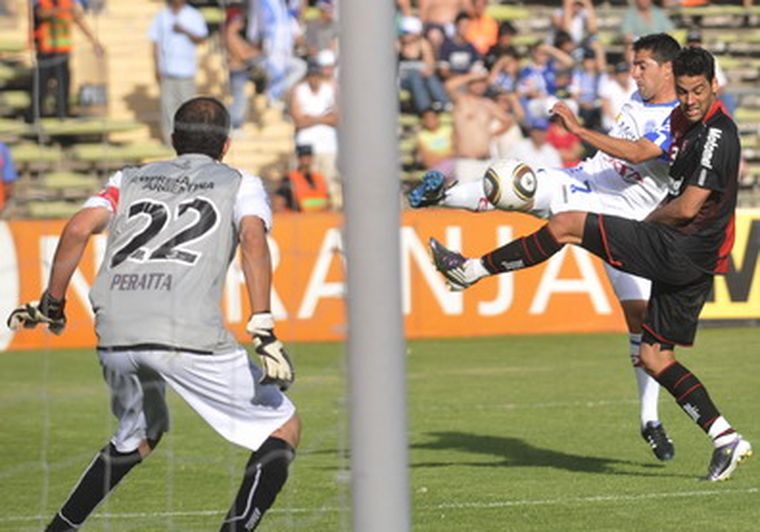 Peratta espera por el remate de Núñez. Foto: Nacho Gaffuri / MDZ