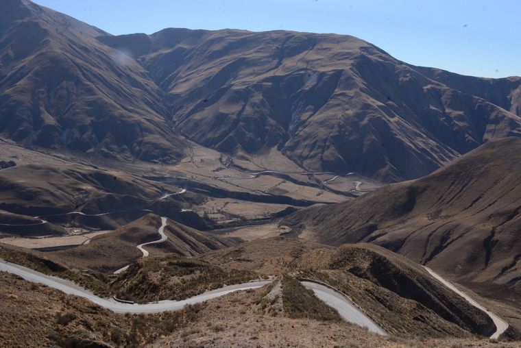 La Cuesta del Obispo y su espectacular vista con el serpenteante camino en Salta. Foto: Gabriel Ferreyra