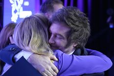 La foto del abrazo con su hermana Karina que compartió Javier Milei a dos años del triunfo de La Libertad Avanza.