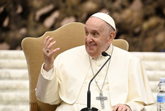 en medio de los rumores, francisco visito la tumba del primer papa que renuncio