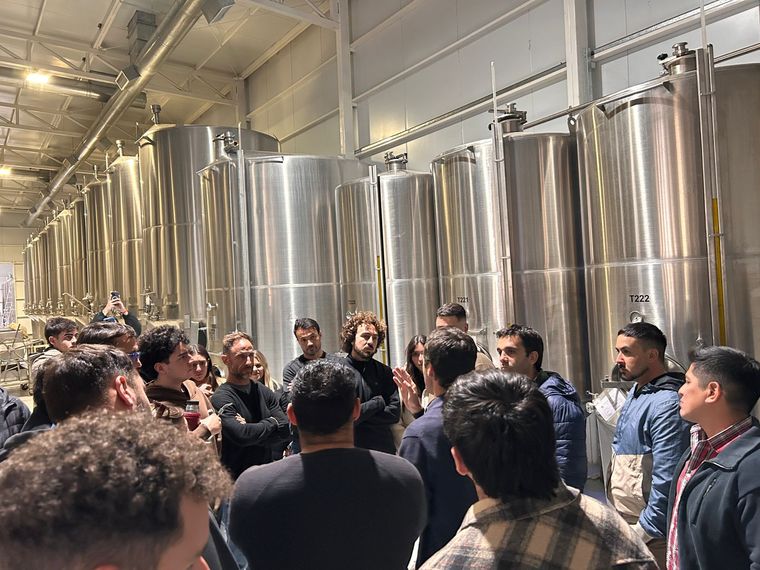 Jóvenes de la industria argentina y de diferentes partes del país estuvieron recorriendo Mendoza para conocer de cerca el proceso productivo del vino y el aceite de oliva. Jóvenes de la industria argentina y de diferentes partes del país estuvieron recorriendo Mendoza para conocer de cerca el proceso productivo del vino y el aceite de oliva.