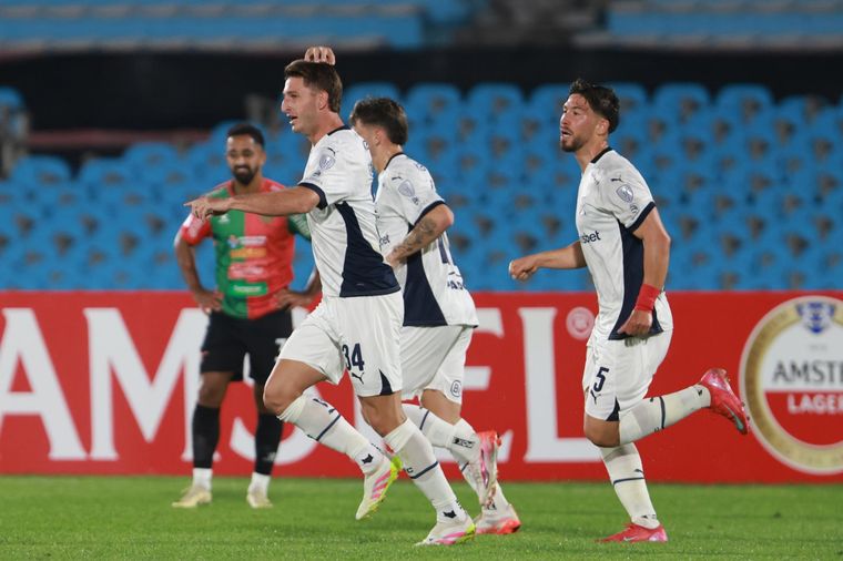Independiente le pasó por encima a Boston River en el Estadio Centenario. Foto: EFE