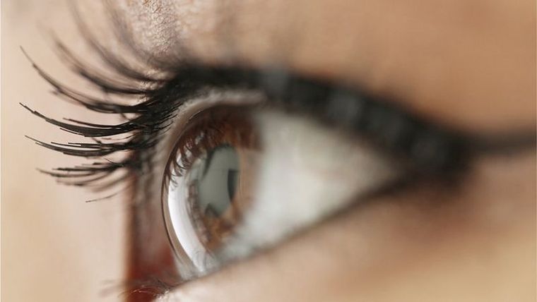 La inteligencia artificial interpreta la mirada directa como señal de apertura, seguridad y conexión.