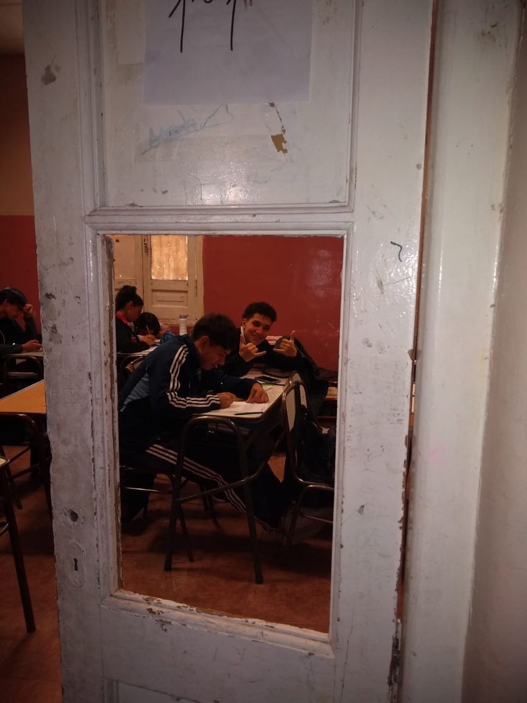 En las escuelas secundarias de Mendoza las aulas resultan pequeñas en relación con el aumento de la matrícula