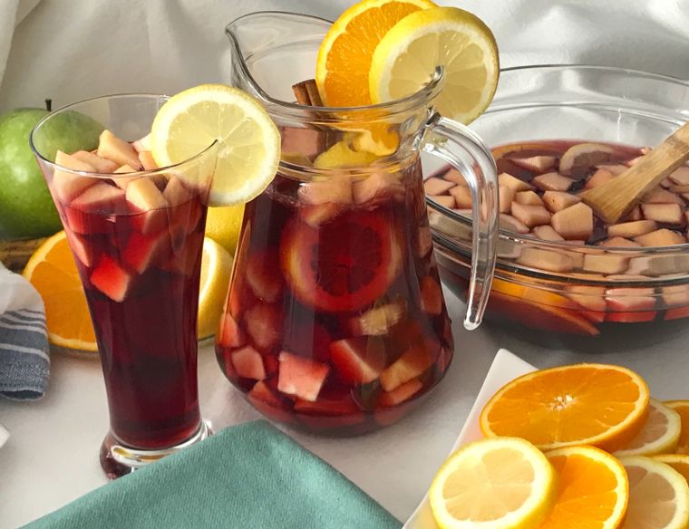 La sangría casera es una bebida festiva, afrutada y divertida. Foto: Cocina a buenas horas - https://www.cocinaabuenashoras.com/como-hacer-sangria-de-vino-tinto.html