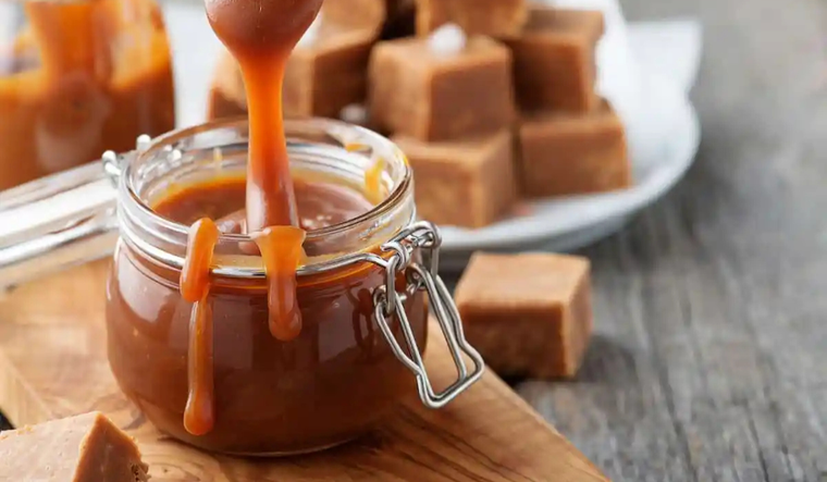 Remover constantemente es clave en la receta de caramelos de dulce de leche para evitar que se quemen. Remover constantemente es clave en la receta de caramelos de dulce de leche para evitar que se quemen.
