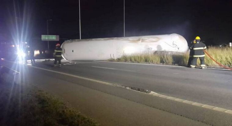 Un trágico siniestro vial registró este sábado por la madrugada en la autopista Córdoba-Rosario, donde un choque entre dos camiones derivó en un incendio y la muerte de uno de los conductores.