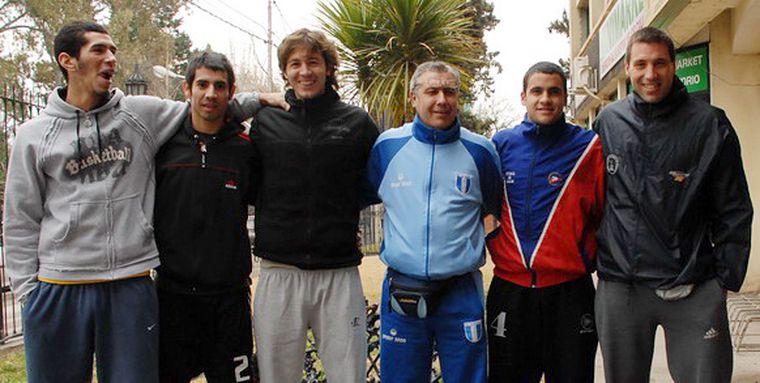 Miguel Schlebusch, técnico del seleccionado, con algunos jugadores en la concentración. Foto: Nacho Gaffuri