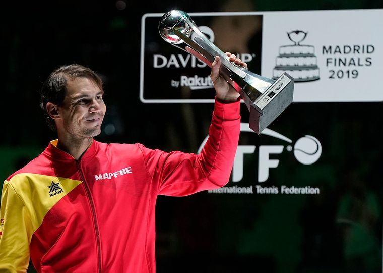 Nadal y el premio tras haber sido reconocido como el MVP de la Copa Davis 2019. Foto: RFETenis