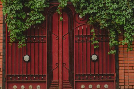 El rojo es uno de los colores que refuerza la identidad clásica y nostálgica de la casa,. Foto: Pexels. El rojo es uno de los colores que refuerza la identidad clásica y nostálgica de la casa,. Foto: Pexels.