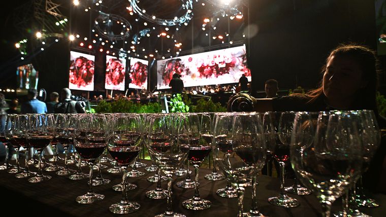 El vino, el centro de la fiesta. El vino, el centro de la fiesta.