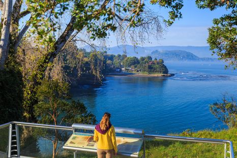 Este pueblo del sur chileno combina fortificaciones históricas con una costa abierta al Pacífico. Este pueblo del sur chileno combina fortificaciones históricas con una costa abierta al Pacífico.