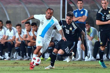 Scaloni, de fondo, el día de su debut como DT de la Selección en 2018.