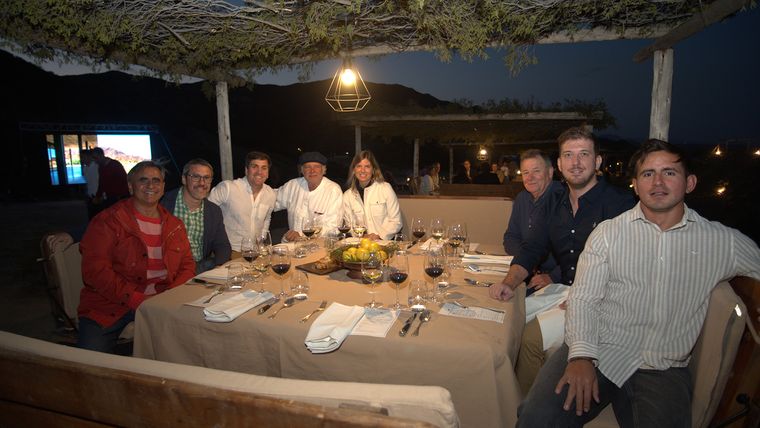La cena se desarrolló en solo cinco exclusivas mesas. La cena se desarrolló en solo cinco exclusivas mesas.