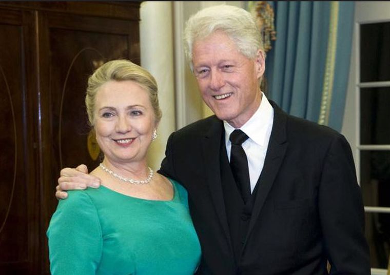 El expresidente estadounidense Bill Clinton, junto a su mujer, Hillary.