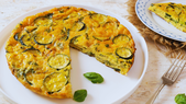 Esta receta de tortilla de calabacín es tan versátil que en algunos hogares se considera una receta base para añadir otras verduras según la temporada.