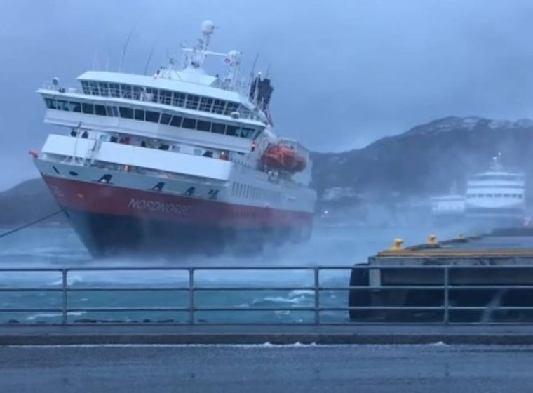 Los pasajeros aún estaban a bordo cuando el barco se estrelló contra el muelle. Foto: Caters / Alexander Farstad