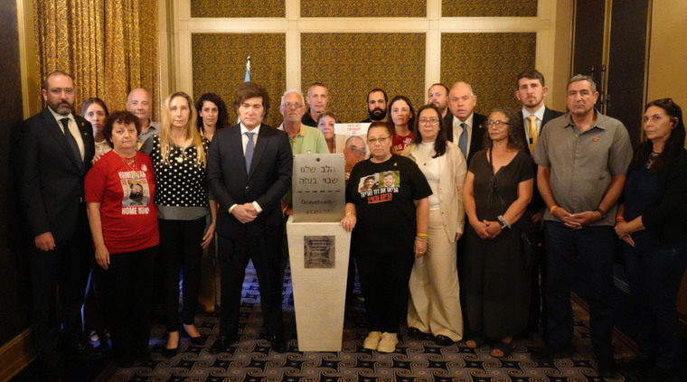 Javier Milei junto a familiares de rehenes secuestrados por Hamás en junio de 2025. Javier Milei junto a familiares de rehenes secuestrados por Hamás en junio de 2025.
