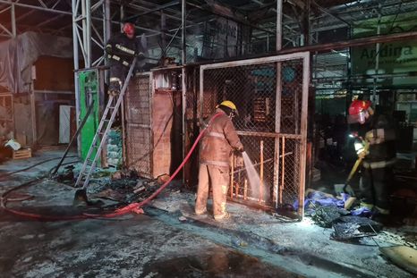 Se incendió el Mercado de Guaymallén, ubicado en la lateral sur del Acceso Este. Se incendió el Mercado de Guaymallén, ubicado en la lateral sur del Acceso Este.