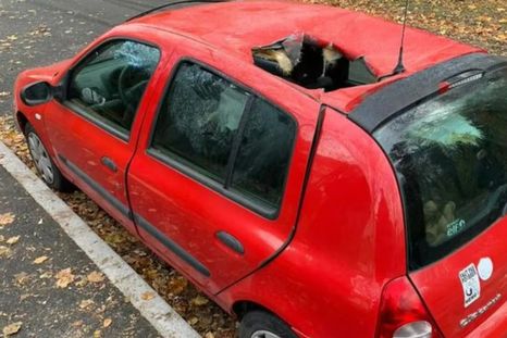 Un Renault Clio fue impactado por un meteorito Foto: AFP