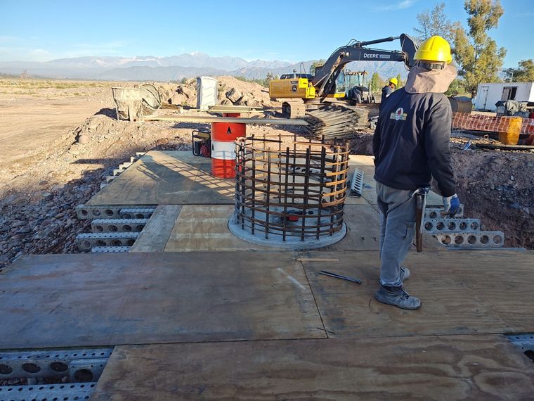 La construcción avanza desde noviembre con trabajos complejos en el suelo pedregoso y una inversión millonaria provincial. La construcción avanza desde noviembre con trabajos complejos en el suelo pedregoso y una inversión millonaria provincial.