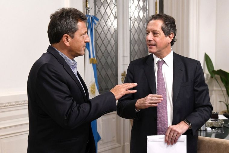 Miguel Pesce, a la derecha, dijo que las nuevas medidas van a bajar la brecha cambiaria